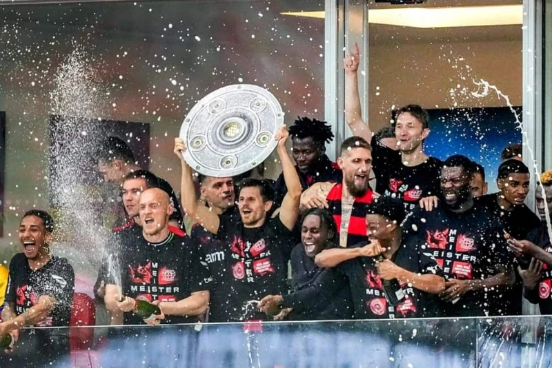 Leverkusen vô địch Bundesliga